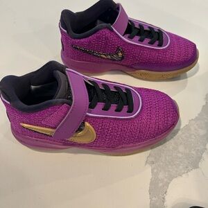 Nike LeBron 20 SE
Vivid Purple brand new